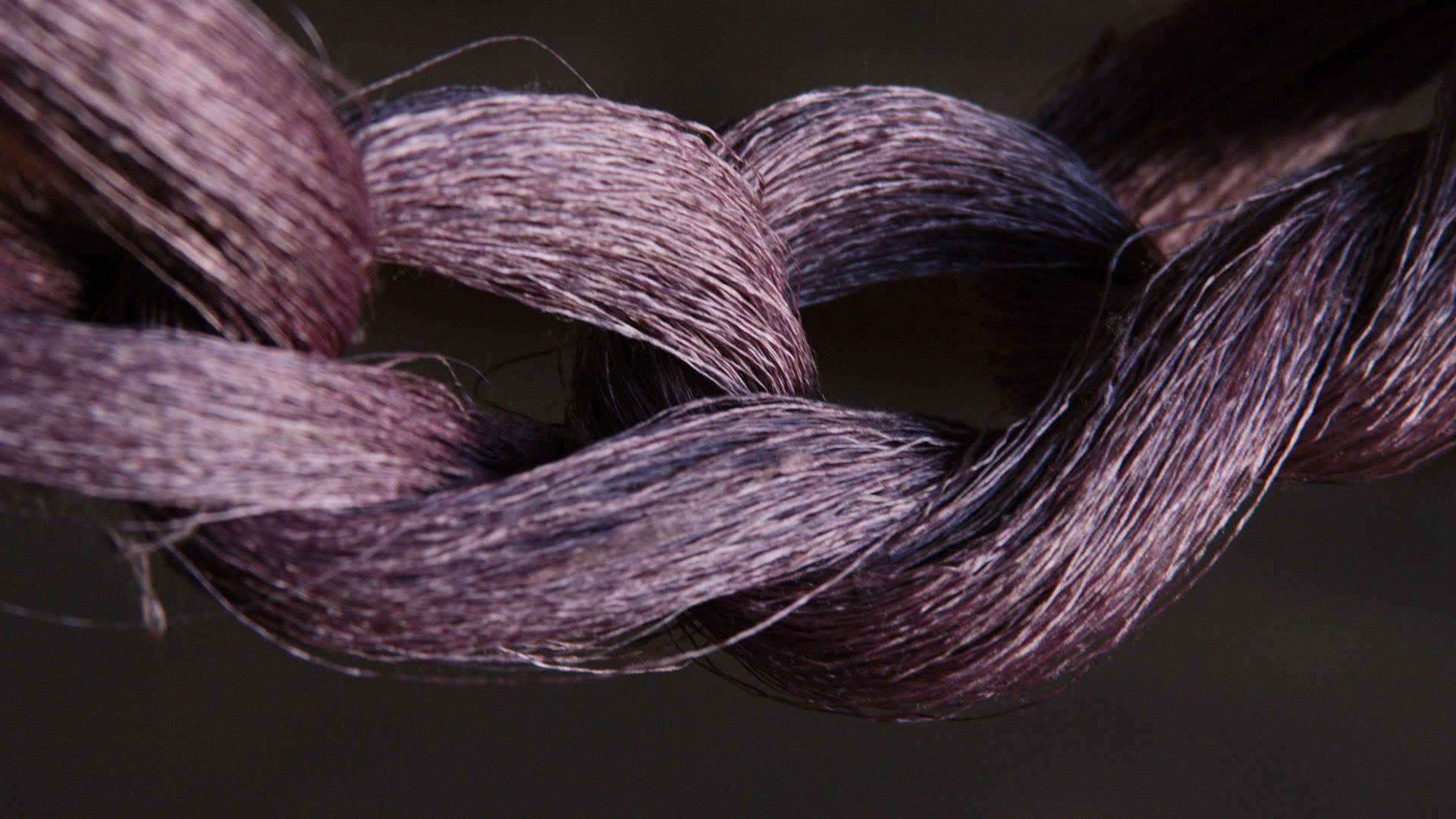 Proč se vlna, hedvábí a syntetika nedají prát stejně