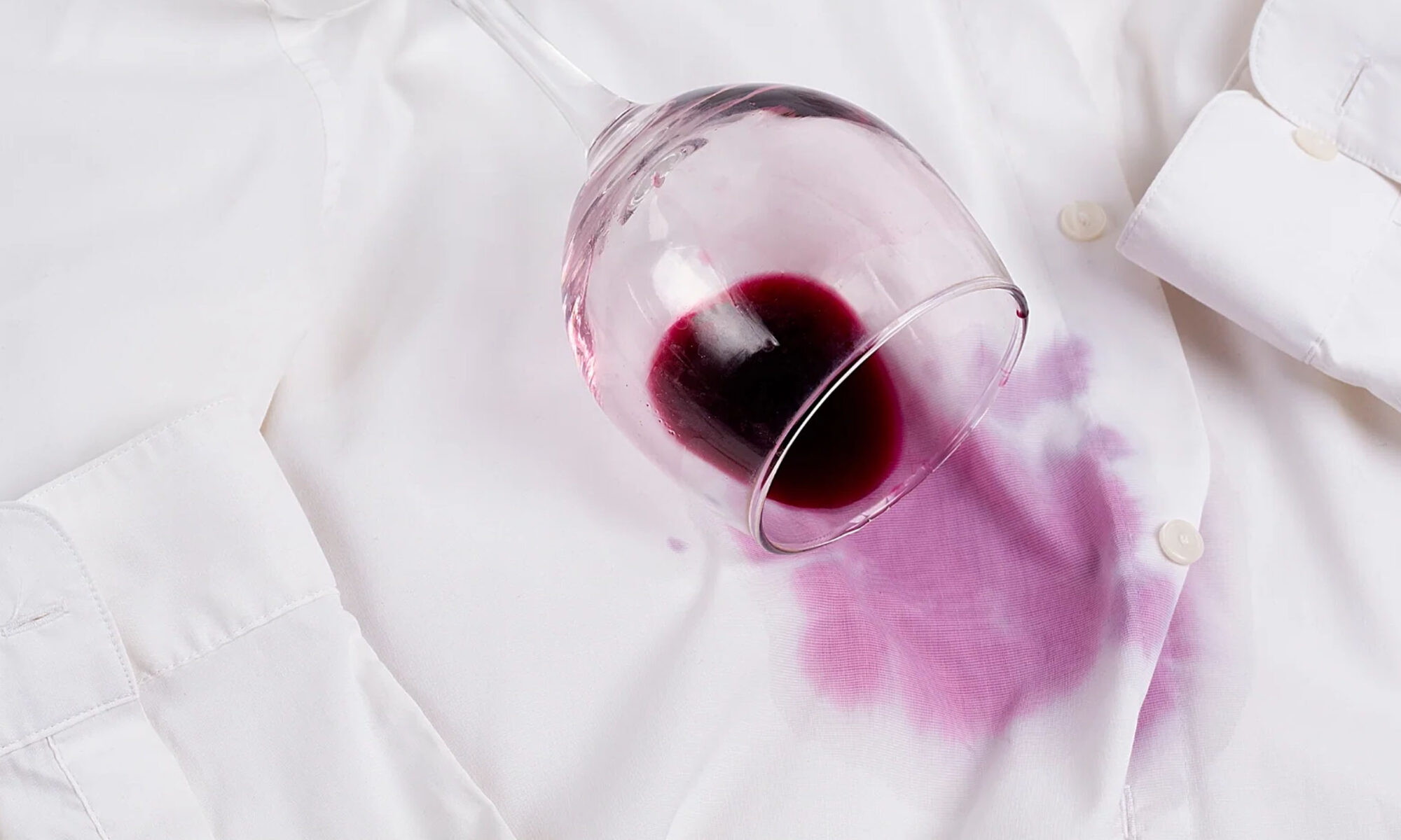 Skvrna od červeného vína na bílém textilu – první pomoc